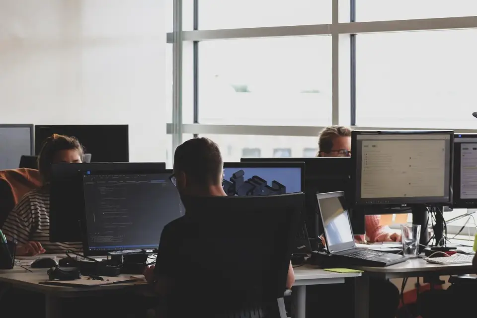 Tahapan RAD, digambarkan dengan sebuah kantor berisi paling tidak 3 karyawan yang sedang bekerja menghadap monitor PC nya masing-masing.