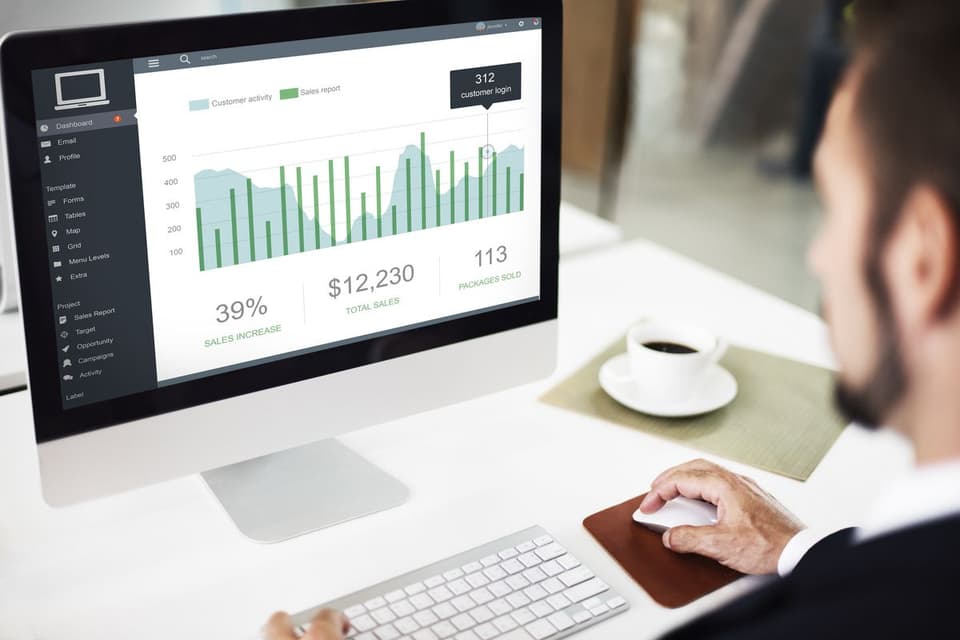 man viewing website statistic impression
