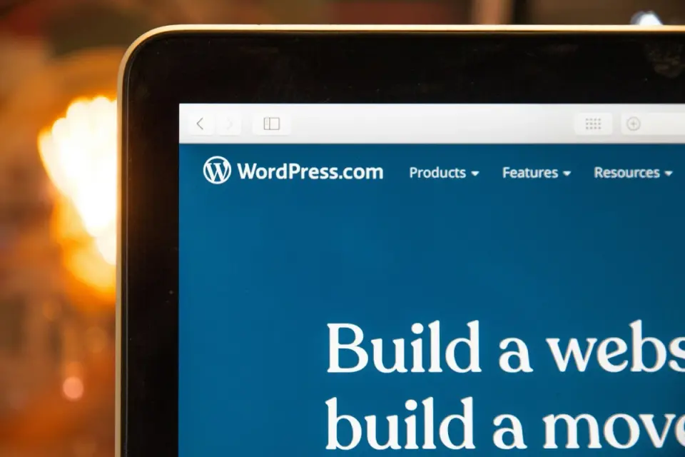 logo wordpress di laptop
