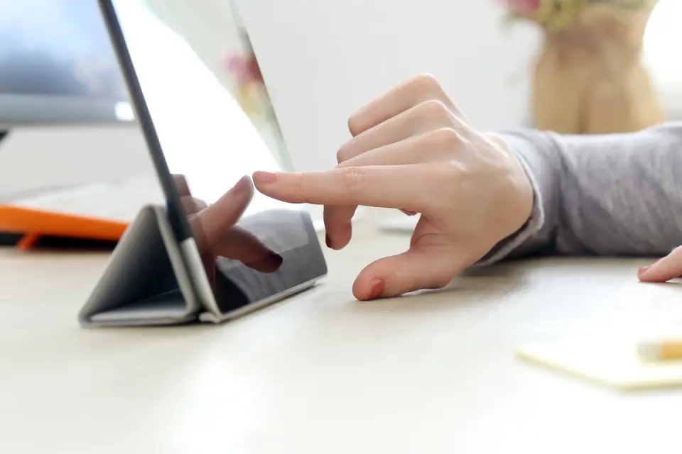 man scrolling website through his tab
