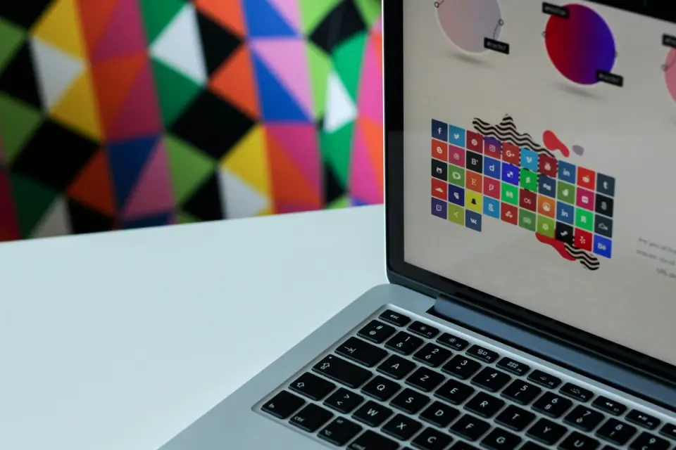 ilustrasi contoh parallax website