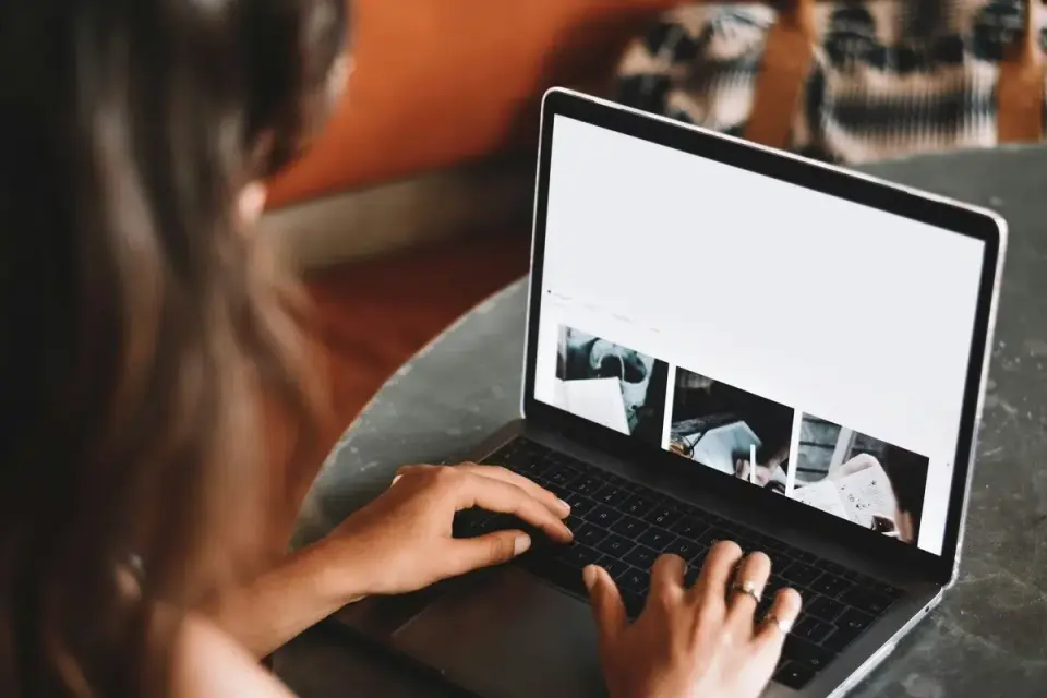 seorang perempuan yang membuka website dengan white space