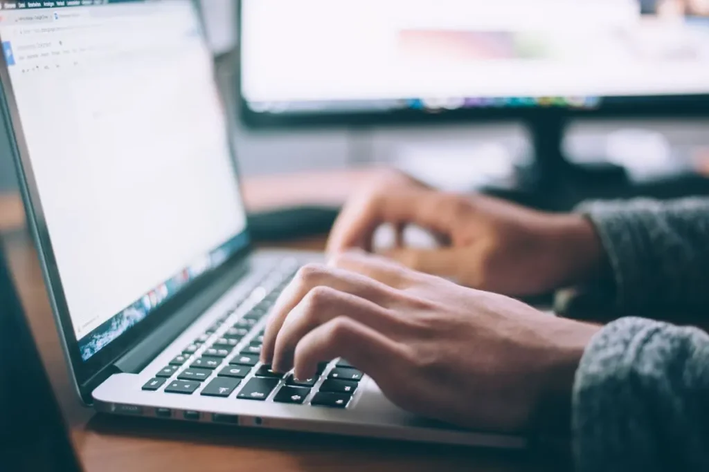 Retention Rate: Arti, Manfaat, Faktor, dan Cara Menghitungnya 8 ilustrasi pengunjung website yang mempengaruhi retention rate