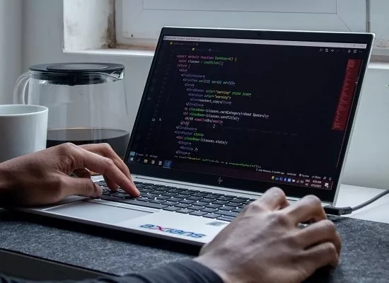 Seorang front end developer yang sedang mengunakan salah satu framework untuk menjalankan program