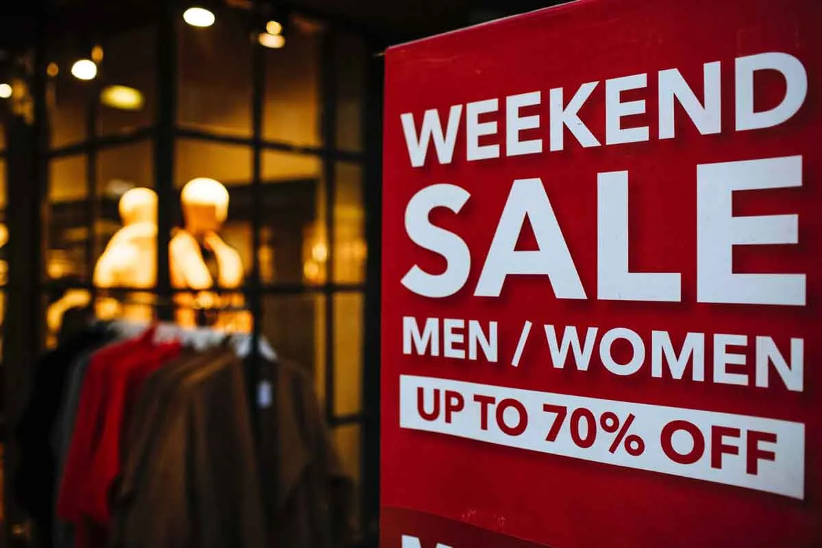 Terdapat poster yang menunjukan diskon minggu ini hingga 70% untuk pria atau wanita.