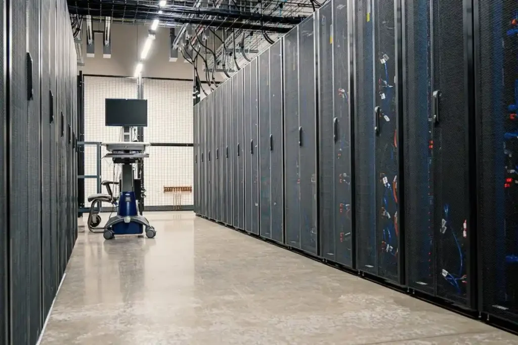 Big Data: Pengertian, Fungsi, Karakteristik, dan Sumbernya 3 kumpulan kabel sistem komputer dan CPU sebagai penggambaran big data