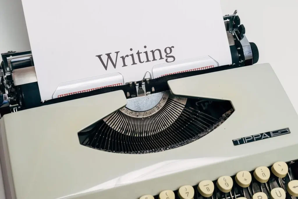 Apa itu Parafrase? Ini Pengertian, Contoh, dan Caranya! 9 Terdapat mesin ketik yang mengeluarkan kertas tertulis writing