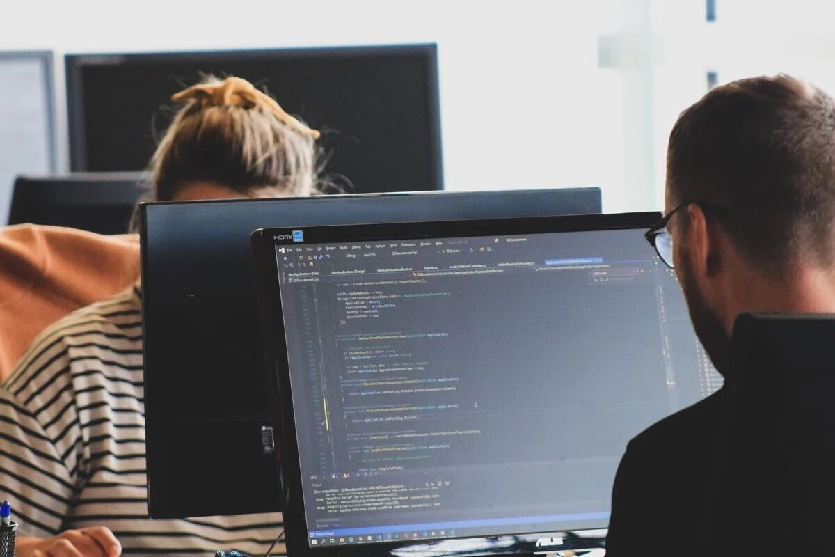 Developer sedang membuat website menggunakan bootstrap