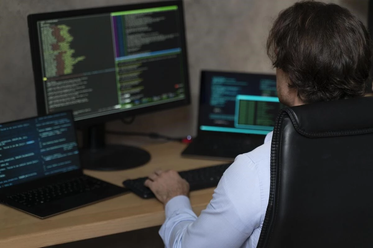 programmer sedang membuat website