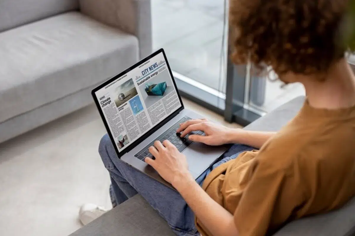 seorang pria membaca artikel di website yang dapat menentukan dwell time