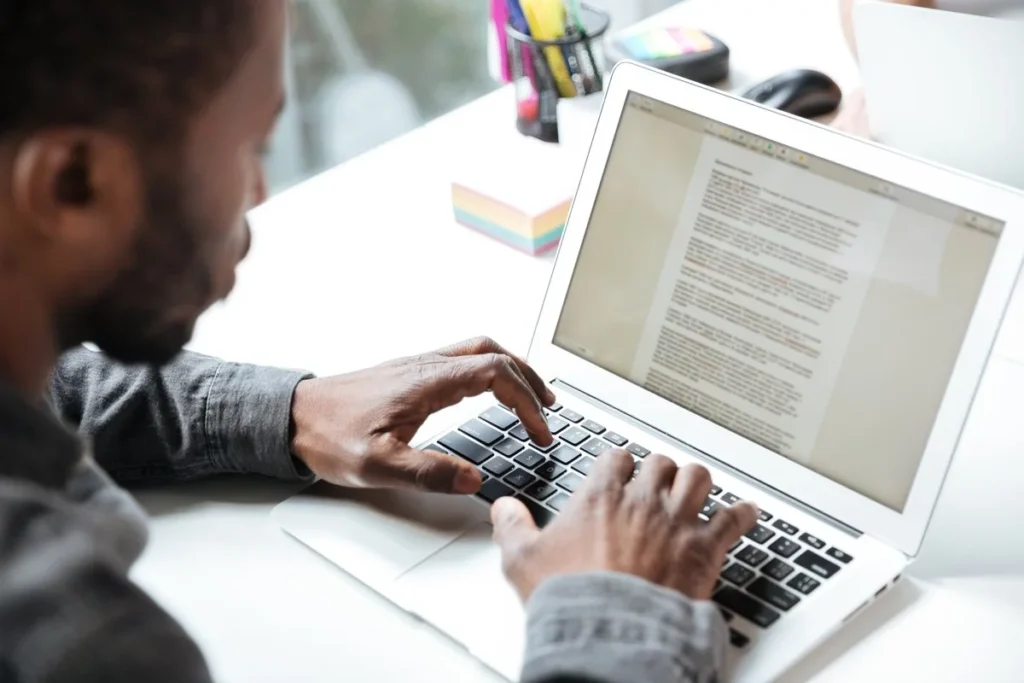 Apa itu Keyword Density? Ini Jumlah Idealnya agar Optimal! 8 man typing to his laptop writing something