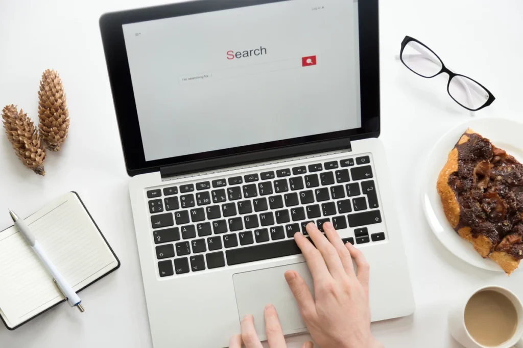 Apa itu LSI Keyword? - Cara Kerja, Fungsi, & Cara Menemukannya 4 ilustrasi tangan orang mencari suatu keyword di search engine