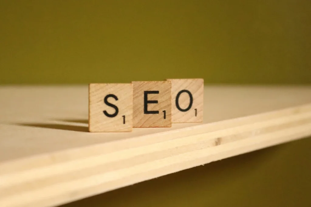 Apa itu SEO On Page? - Pengertian & Bedanya dengan Off-page 5 tulisan seo di kotak kayu
