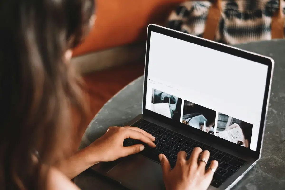 seorang perempuan yang membuka website dengan white space