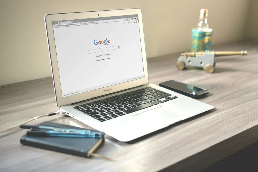 Buying Keyword: Cara Menemukan dan Mengoptimalkan Kata Kunci Pembelian 5 Tampilan Google Search pada sebuah laptop